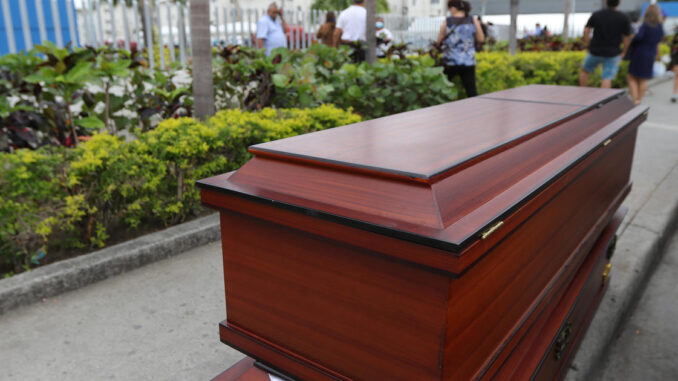 Ecuadoran woman who knocked on coffin during her own wake has died