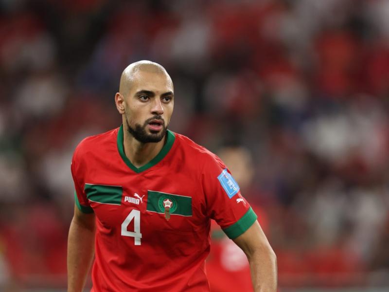 Amrabat's delayed arrival at Manchester United due to an unknown factor